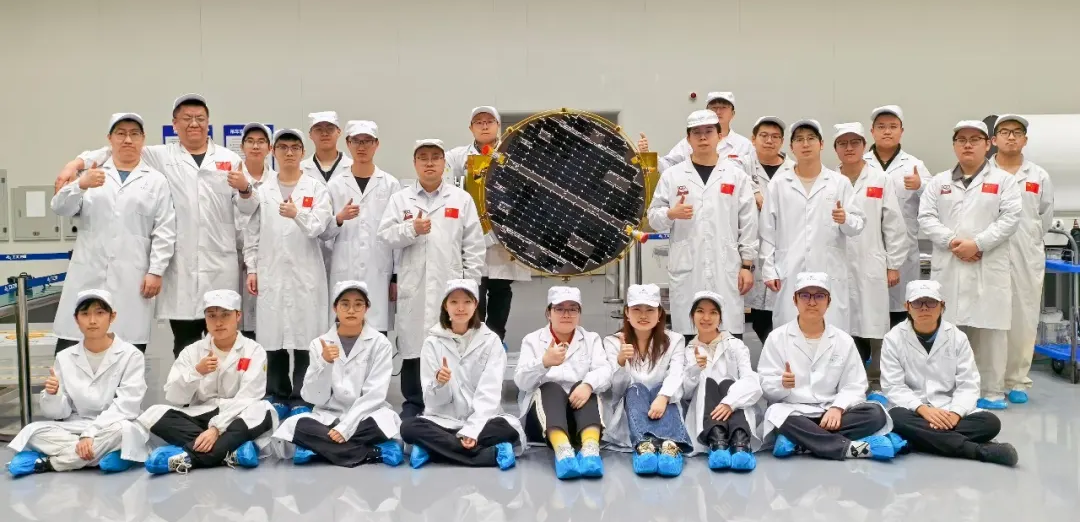 平均22岁!哈工大学生团队手搓5CM超薄卫星上天!